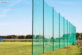 Wykonaj zabezpieczenie boiska z użyciem siatki na piłkochwyty